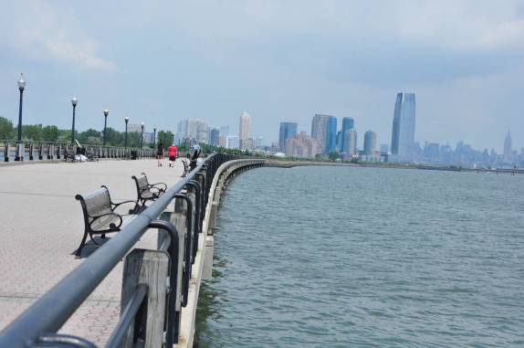 Orla do Hudson River, com Manhattan ao fundo, nos Estados Unidos